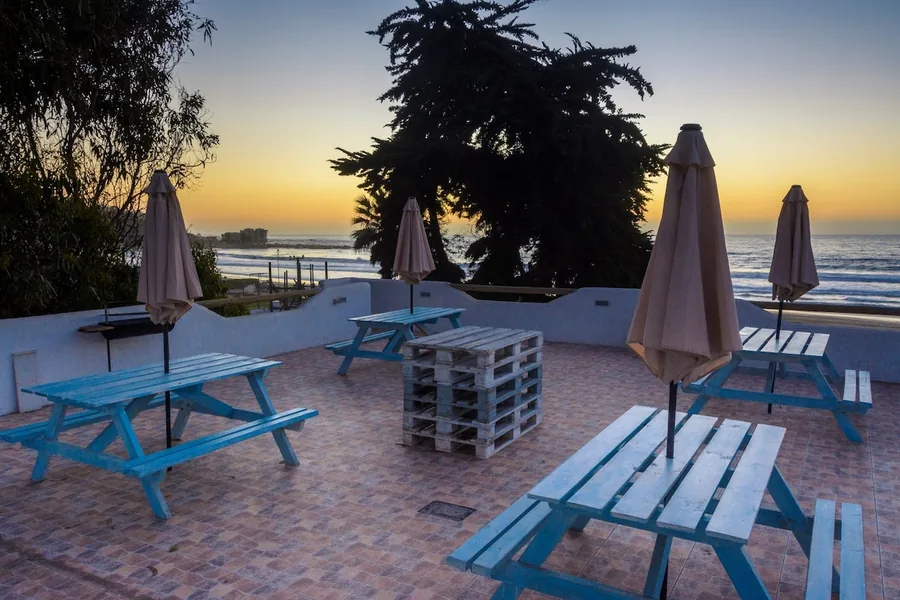 Terraza azotea de Vista Abanico con mesas, quitasoles y vista al mar