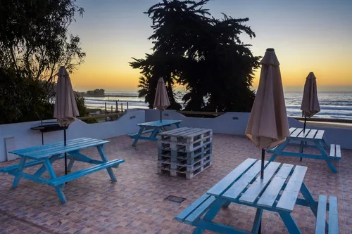 Terraza azotea de 100 m² con mesas y quitasoles