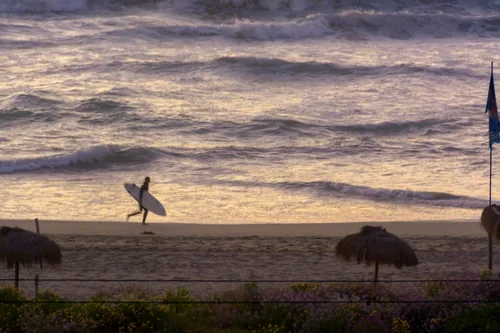 Surfista en la playa de Maitencillo al atardecer