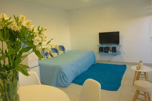 Dormitorio del Departamento 3 con ropa de cama turquesa