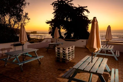 Terraza común con el cielo naranjo sobre el mar