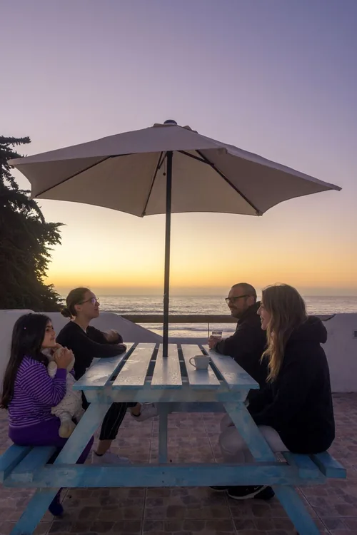 Familia en la terraza común al atardecer